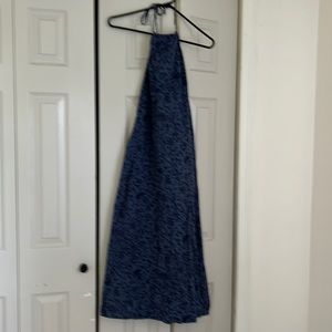 Women’s halter lightweight maxi dress. Good used condition.